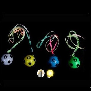 LICHTGEVENDE LED VOETBAL HANGER VOOR OM JE NEK (48st.)